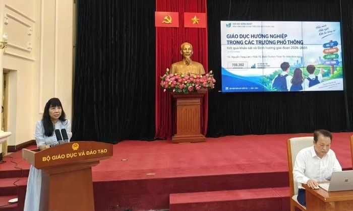 PGS.TS Đinh Thị Kim Thoa chia sẻ tại hội thảo.