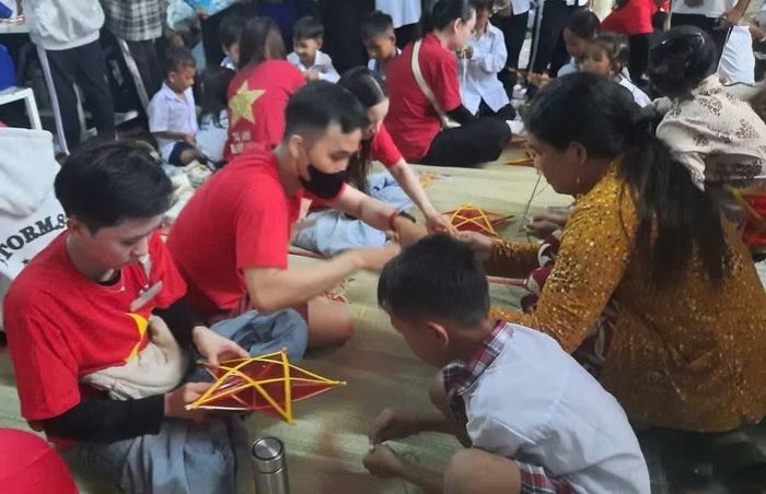 Học sinh cùng trải nghiệm làm lồng đèn tại Chương trình "Trung thu cho em".