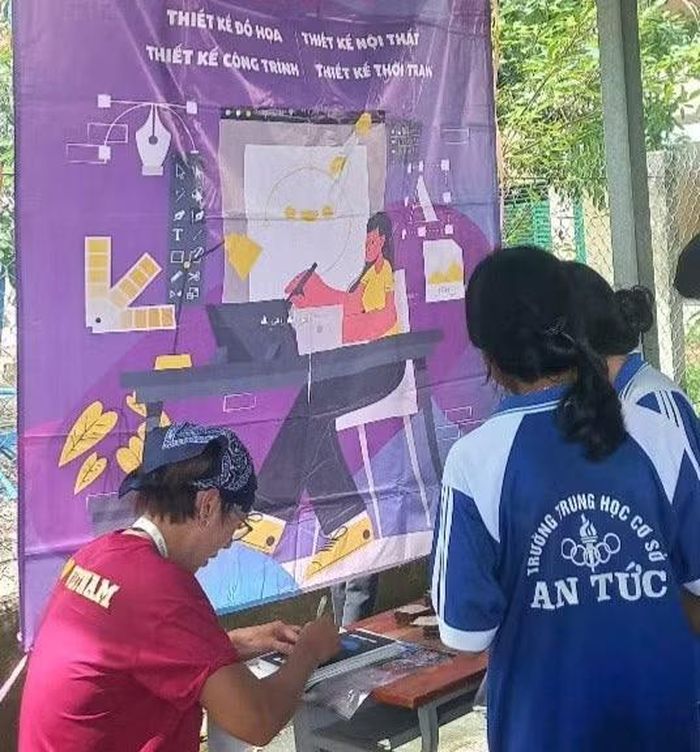 Học sinh tham quan gian hàng Thiết kế thời trang tại Chương trình.