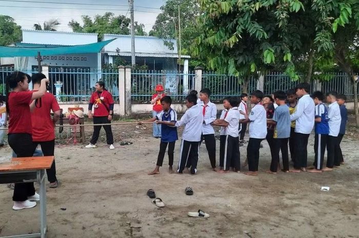 Học sinh hào hứng tham gia trò chơi kéo co.