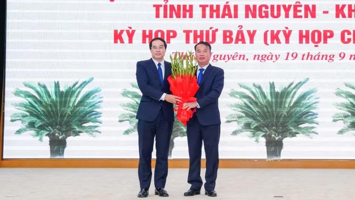 Bí thư Tỉnh ủy Thái Nguyên Trịnh Xuân Trường chúc mừng tân Chủ tịch UBND tỉnh.