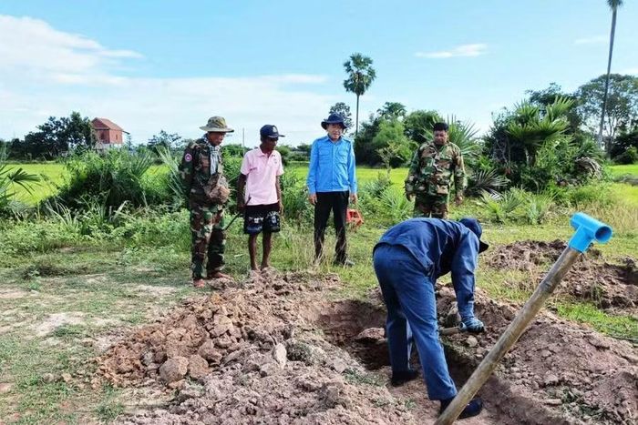 Đội K90 phối hợp khảo sát, thu thập thông tin, xác minh và đào tìm hài cốt liệt sĩ. Ảnh: Quân khu 9.