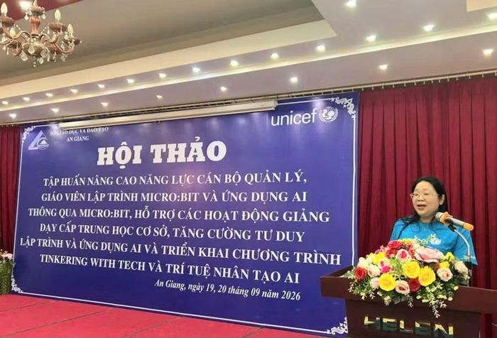 Báo cáo viên triển khai các nội dung tập huấn.