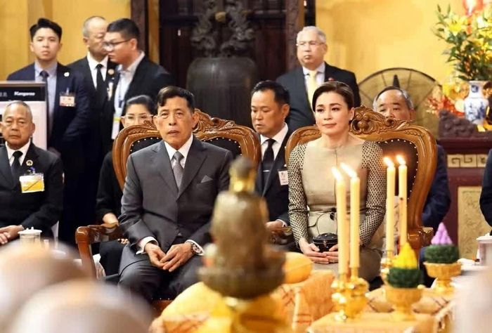 Nhà vua Thái Lan Maha Vajiralongkorn Phra Vajiraklaochaoyuhua và Hoàng hậu dự lễ cầu an tại chùa Quán Sứ. (Ảnh: An Đăng)