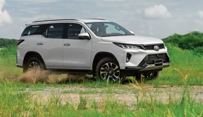 Cập nhật bảng giá lăn bánh xe Toyota Fortuner tháng 9/2026 mới nhất.