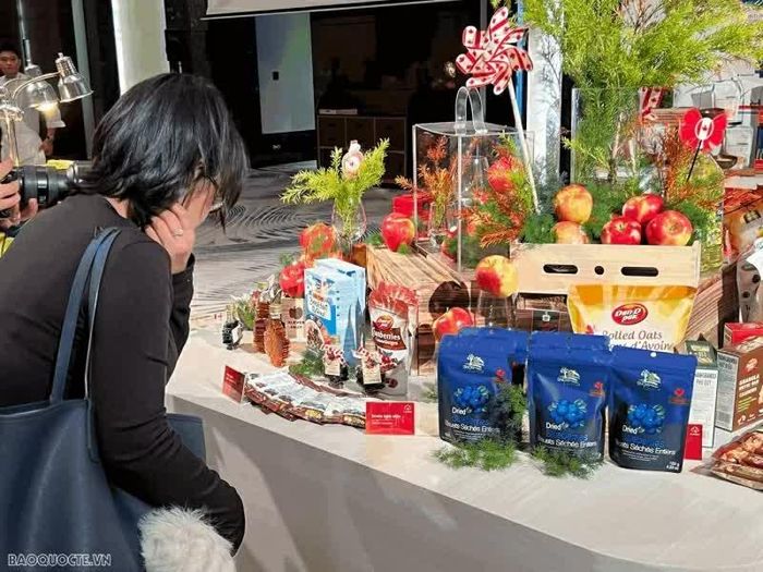 Một số sản phẩm nông sản Canada được trưng bày trong khuôn khổ Triển lãm nông sản thực phẩm Canada - Tinh hoa bốn mùa, do Đại sứ quán Canada tại Việt Nam tổ chức, tháng 12/2025. (Ảnh: Trung Anh)