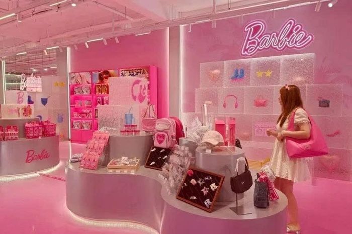 Khách hàng mua sắm một mình tại cửa hàng pop-up Barbie ở Thượng Hải, Trung Quốc. (Nguồn: Costfoto)