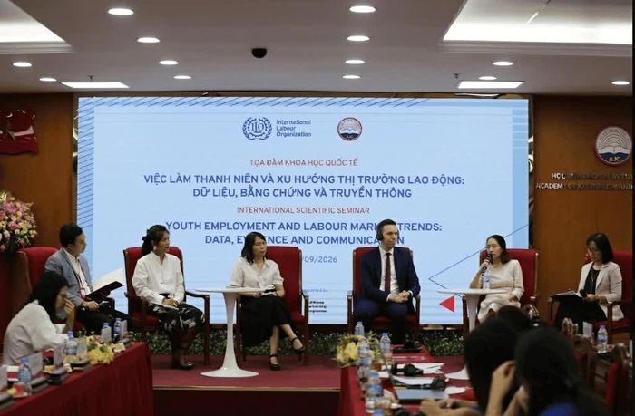 Các đại biểu trao đổi tại phiên thảo luận bàn tròn về việc làm thanh niên. (Nguồn: ILO)