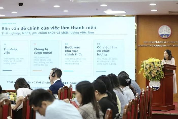 Bà Nguyễn Thị Hoàng Nguyên trình bày tham luận “Việc làm thanh niên trong một thế giới việc làm đang thay đổi”. (Nguồn: ILO)