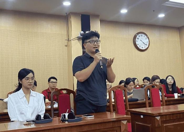 Sinh viên Nguyễn An Huy, khoa Quan hệ quốc tế, Học viện Báo chí và Tuyên truyền, đặt câu hỏi với các diễn giả tại tọa đàm. (Ảnh: Mai Liên)