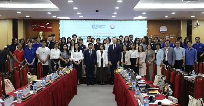 Các đại biểu và sinh viên tham dự tọa đàm “Việc làm thanh niên, cơ hội trong tương lai và truyền thông dựa trên bằng chứng” tại Học viện Báo chí và Tuyên truyền. (Nguồn: ILO)
