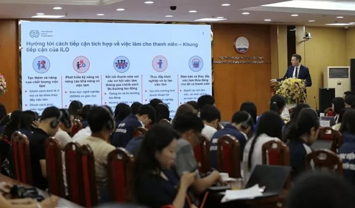 Sinh viên lắng nghe chia sẻ từ đại diện ILO. (Nguồn: ILO)