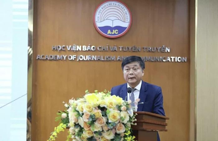 PGS.TS. Phạm Minh Sơn, Giám đốc Học viện Báo chí và Tuyên truyền, phát biểu khai mạc tọa đàm. (Nguồn: ILO)