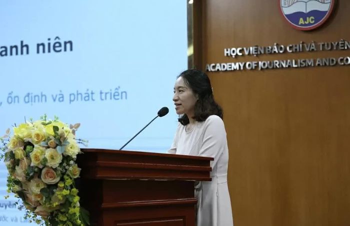 Bà Nguyễn Thị Hoàng Nguyên, Phó Giám đốc Trung tâm thông tin, phân tích dự báo chiến lược và dịch vụ công, Viện Khoa học tổ chức nhà nước và Lao động, Bộ Nội vụ, phát biểu tại tọa đàm. (Nguồn: ILO)