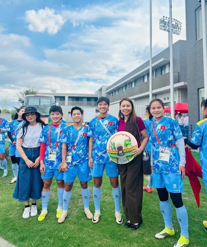 Bà Lê Thương, Chủ tịch Hội Người Việt Nam vùng Kansai, chụp ảnh cùng các nữ cầu thủ. (Nguồn: Tổng Lãnh sự quán Việt Nam tại Osaka)