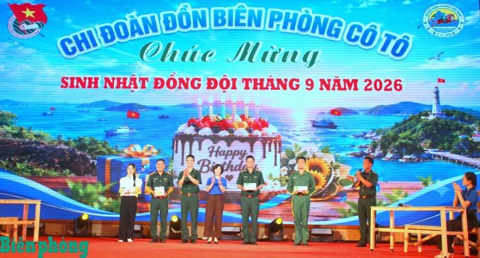 Phần thi cán bộ Đoàn giỏi của Đội tuyển Bộ đội Biên phòng với tiểu phẩm “Tình đồng đội nơi đầu sóng” khắc họa tình đồng chí, đồng đội và sự sẻ chia trong đơn vị. Ảnh: Tuấn Khang
