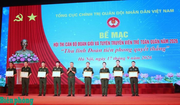 Thượng tướng Lê Quang Minh, Phó Chủ nhiệm Tổng cục Chính trị Quân đội nhân dân Việt Nam trao Bằng khen của Tổng cục Chính trị Quân đội nhân dân Việt Nam tặng các tập thể, cá nhân có thành tích xuất sắc trong tham gia, tổ chức Hội thi cán bộ Đoàn giỏi và tuyên truyền viên trẻ toàn quân năm 2026. Ảnh: Tuấn Khang