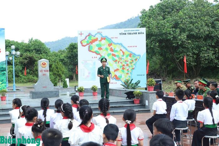 Cán bộ Đồn Biên phòng cửa khẩu Tén Tằn giới thiệu cho các em học sinh về mốc quốc giới 281 và những kiến thức cơ bản về chủ quyền lãnh thổ, an ninh biên giới quốc gia. Ảnh: Ngọc Lâm