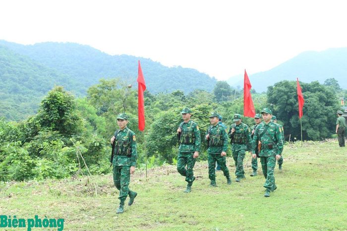 Cán bộ, chiến sĩ Đồn Biên phòng cửa khẩu Tén Tằn thực hành nội dung tuần tra, kiểm tra mốc quốc giới 281. Ảnh: Ngọc Lâm