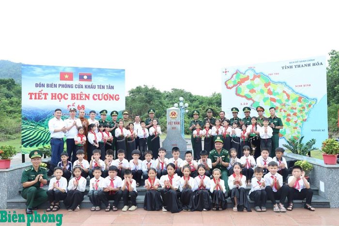 Các đại biểu cùng các em học sinh chụp ảnh lưu niệm bên mốc quốc giới 281. Ảnh: Tuấn Kiệt