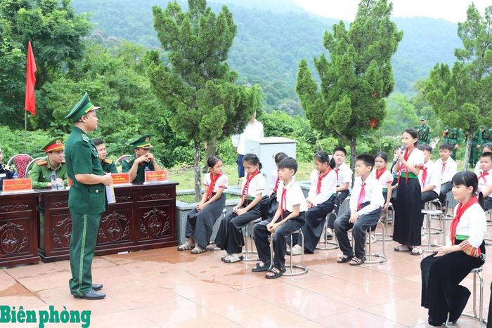 Không khí sôi nổi trong phần giao lưu, tương tác giữa cán bộ Bộ đội Biên phòng và các em học sinh tại “Tiết học biên cương”. Ảnh: Tuấn Kiệt