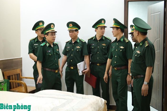 Đoàn công tác kiểm tra công tác bảo đảm ăn, nghỉ cho các đại biểu. Ảnh: Ngọc Lâm