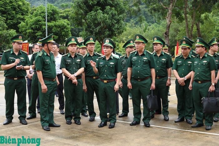 Đoàn công tác kiểm tra thực tế công tác chuẩn bị tại Đồn Biên phòng Tam Chung. Ảnh: Tuấn Kiệt