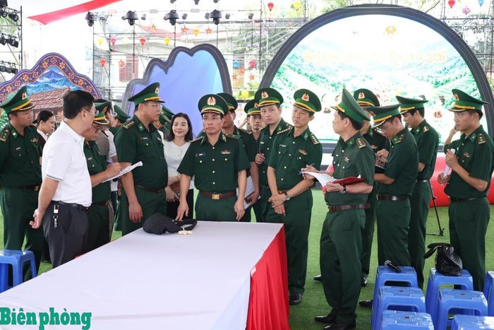 Đoàn công tác kiểm tra công tác bố trí, sắp xếp vị trí đại biểu, khách mời, các em thiếu nhi và nhân dân tại Trung tâm Văn hóa xã Mường Lát. Ảnh: Tuấn Kiệt