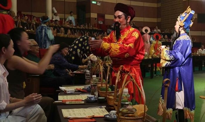Không gian yến tiệc hoàng cung được đưa vào chương trình. Ảnh: Đức Hoàng