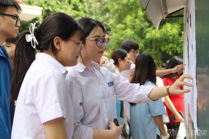 Đáng chú ý, dự thảo quy chế tuyển sinh mới do Bộ GD&ĐT lấy ý kiến đang đề xuất kỳ thi vào lớp 10 THPT công lập chỉ còn hai môn toán và ngữ văn, thay vì ba môn như hiện nay.
