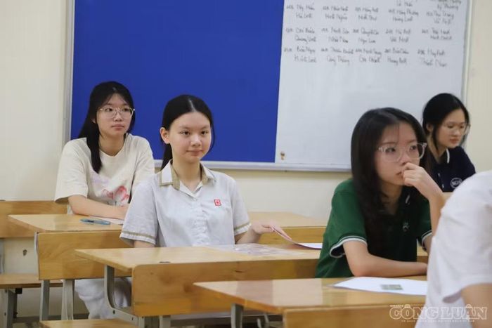 Như vậy, điểm mới trong dự thảo là bỏ môn thi thứ ba, đưa kỳ thi tuyển sinh lớp 10 từ ba môn xuống còn hai môn.