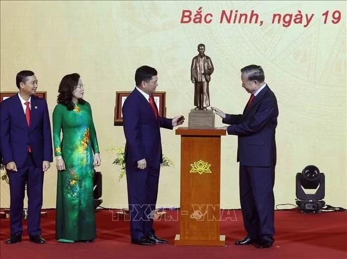 Tổng Bí thư, Chủ tịch nước Tô Lâm tặng bức tượng Chủ tịch Hồ Chí Minh cho thành phố Bắc Ninh. Ảnh: Thống Nhất/TTXVN