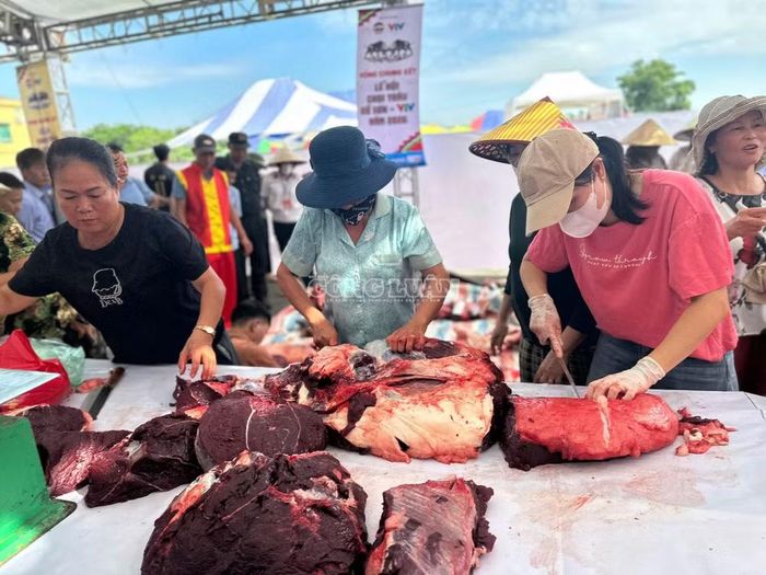 Thịt Trâu chọi thu hút người dân và du khách chen chân mua.