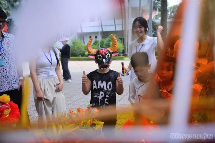 Các em nhỏ trải nghiệm hoạt động Tết Trung thu 2026 tại khuôn viên Bảo tàng Dân tộc học Việt Nam