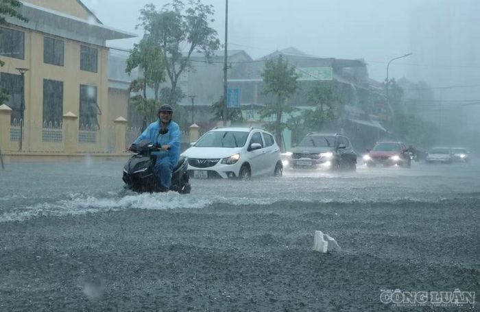 Mưa lớn không ngớt khiến nhiều tuyến đường ở đô thị Vinh bị ngập sâu. Ảnh: Kim Long