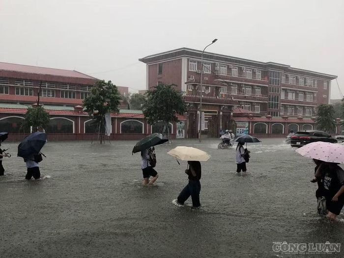 Đường Lê hồng Phong ngập sâu khiến nhiều học sinh phải lội mưa về nhà. Ảnh: Kim Long