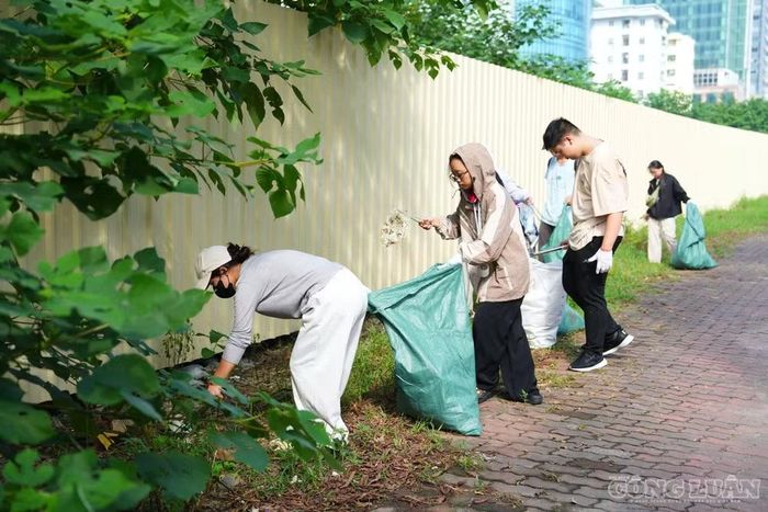 Ngày Dọn rác Thế giới đã thu hút nhiều bạn trẻ tham gia vì một môi trường xanh.