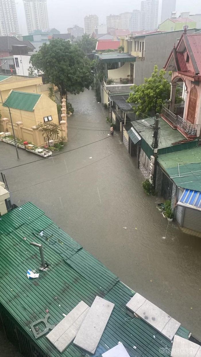 Nước ngập sâu và lan rộng vào các con ngõ nhỏ kết nối với tuyến đường.