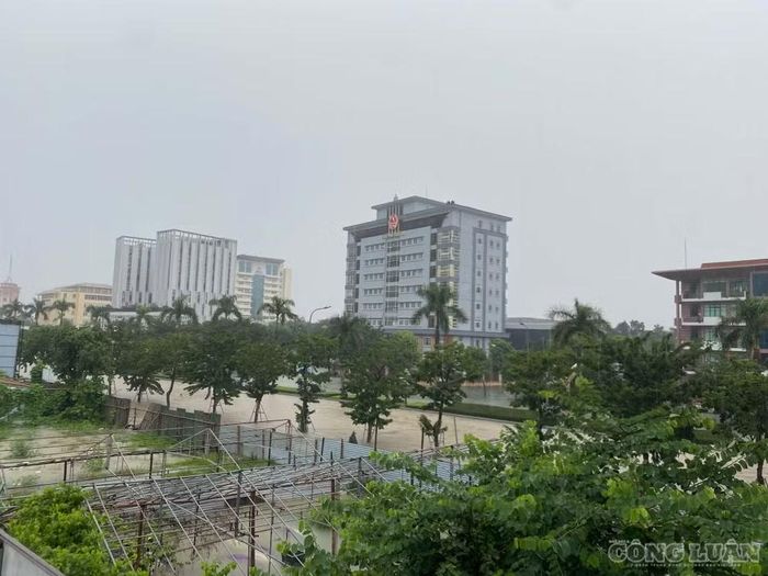 Trước diễn biến mưa lớn, ghi nhận vào trưa 19/9, nhiều tuyến phố tại các phường Thành Vinh, Vinh Hưng, Vinh Lộc (Nghệ An) bị ngập nặng. Các tuyến đường Hồng Bàng, Duy Tân, Nguyễn Văn Cừ, đường 72m, Đại lộ Lê Nin, Hoàng Nghĩa Lương… đều xuất hiện tình trạng ngập.