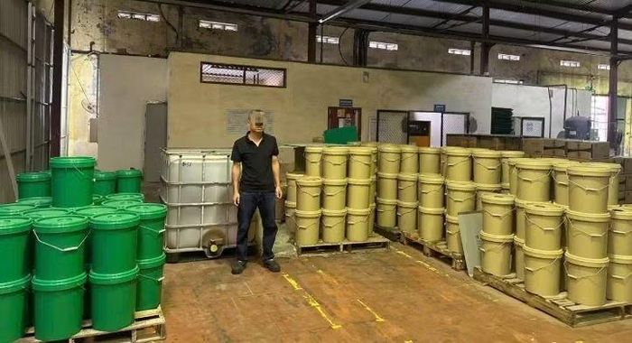 Đối tượng Đoàn Ngọc Cảnh và số dầu nhờn JP Mitsu HD50 liên quan vụ án - Ảnh: Công an tỉnh Cao Bằng.