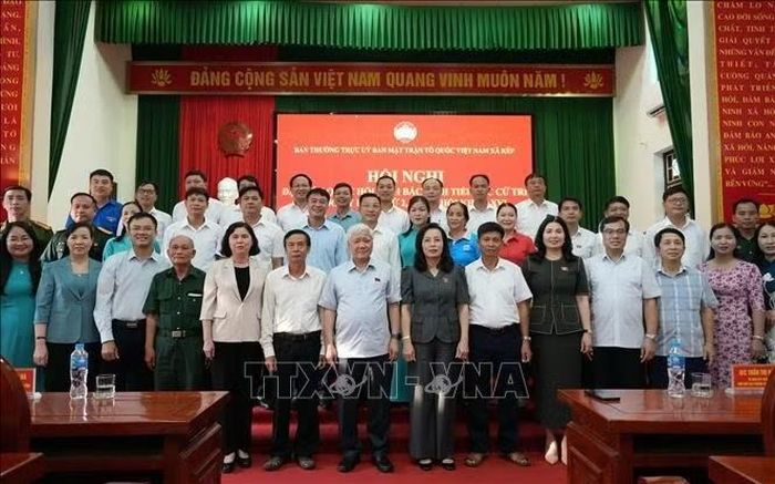 Phó Chủ tịch Thường trực Quốc hội Đỗ Văn Chiến chụp ảnh lưu niệm cùng các đại biểu tại buổi tiếp xúc cử tri xã Kép.