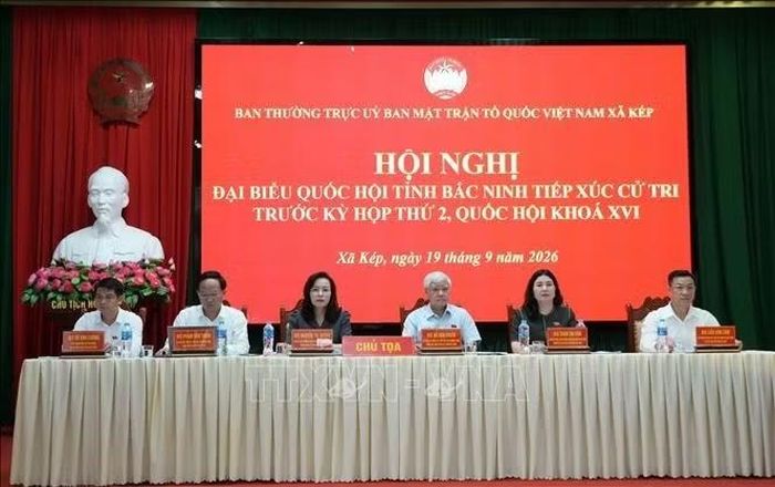 Phó Chủ tịch Thường trực Quốc hội Đỗ Văn Chiến và các đồng chí chủ trì buổi tiếp xúc cử tri.