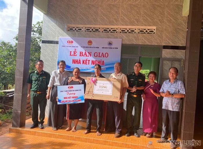 Lễ bàn giao nhà kết nghĩa cho hộ gia đình có hoàn cảnh khó khăn tại làng Triêl
