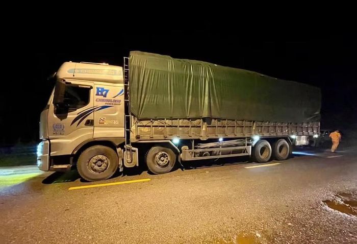 chiếc xe chở quá tải bị lực lượng CSGT phát hiện. Ảnh: Cục CSGT