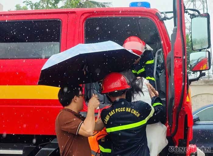 Với sự hỗ trợ của lực lượng cứu hộ, cứu nạn, thai phụ được đưa đến bệnh viện kịp thời.. Ảnh: Kim Long