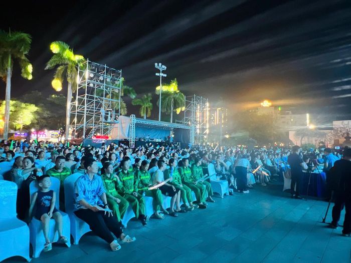 Đông đảo công nhân, người lao động tham dự lễ phát động chiến dịch phòng, chống ma túy. (Ảnh: Thuỳ Linh)