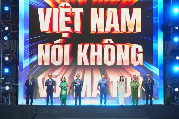 Các đại biểu phát động Chiến dịch “Công nhân Việt Nam nói không với ma túy - Triệu trái tim, một quyết tâm”. (Ảnh: CTTĐT TP HP)