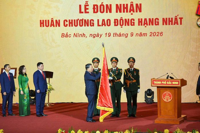 Tổng Bí thư, Chủ tịch nước Tô Lâm trao Huân chương Lao động hạng Nhất cho đảng bộ, chính quyền và nhân dân tỉnh Bắc Ninh (Ảnh: Đông Bắc).