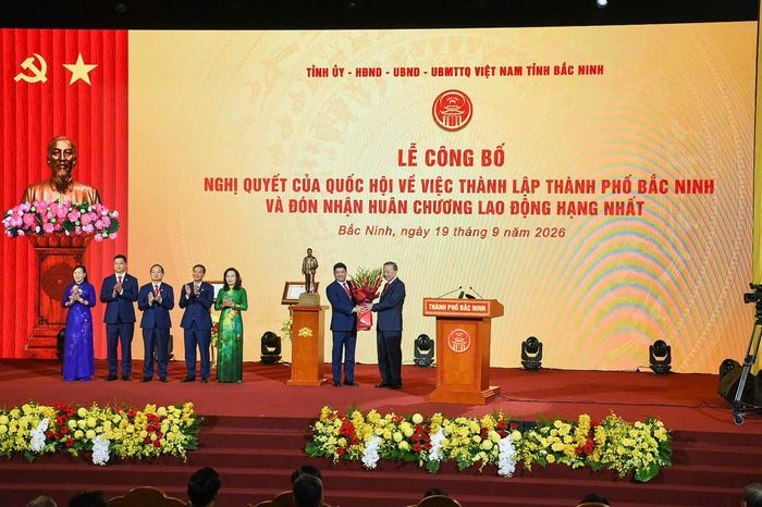 Tổng Bí thư, Chủ tịch nước Tô Lâm trao Nghị quyết của Quốc hội về thành lập thành phố Bắc Ninh và Huân chương Lao động hạng Nhất (Ảnh: Đông Bắc)