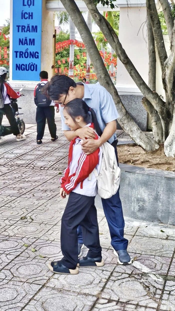Sự gần gũi giữa người hiệu trưởng và học sinh được vun đắp từ những điều bình dị mỗi ngày. (Ảnh: Nhà trường cung cấp)